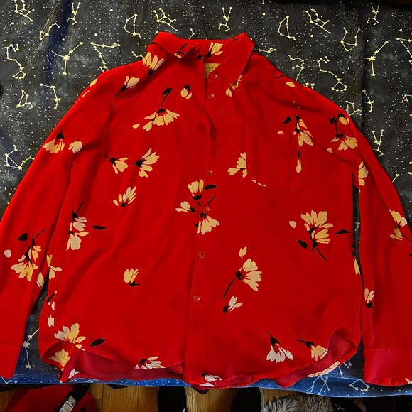 Philosophy Tops - 💜 Red and White Flower Print Button Up Top